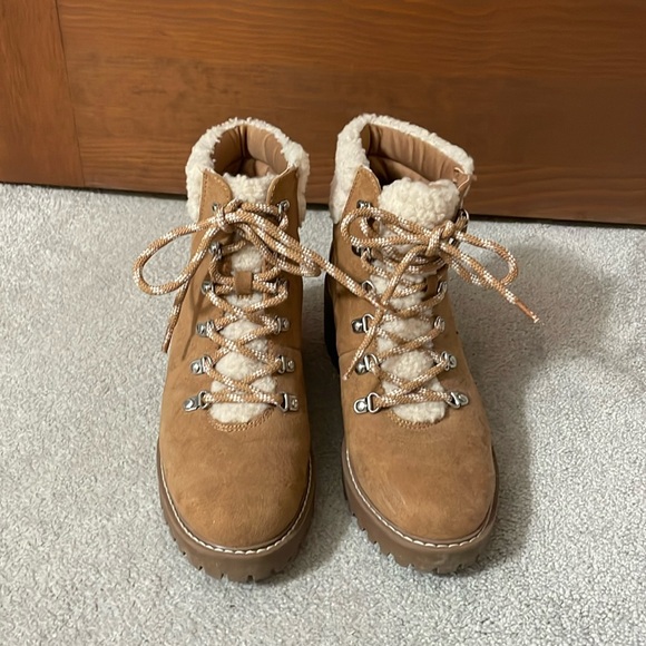 Women’s Winter Boots size 6.5 - Picture 2 of 2